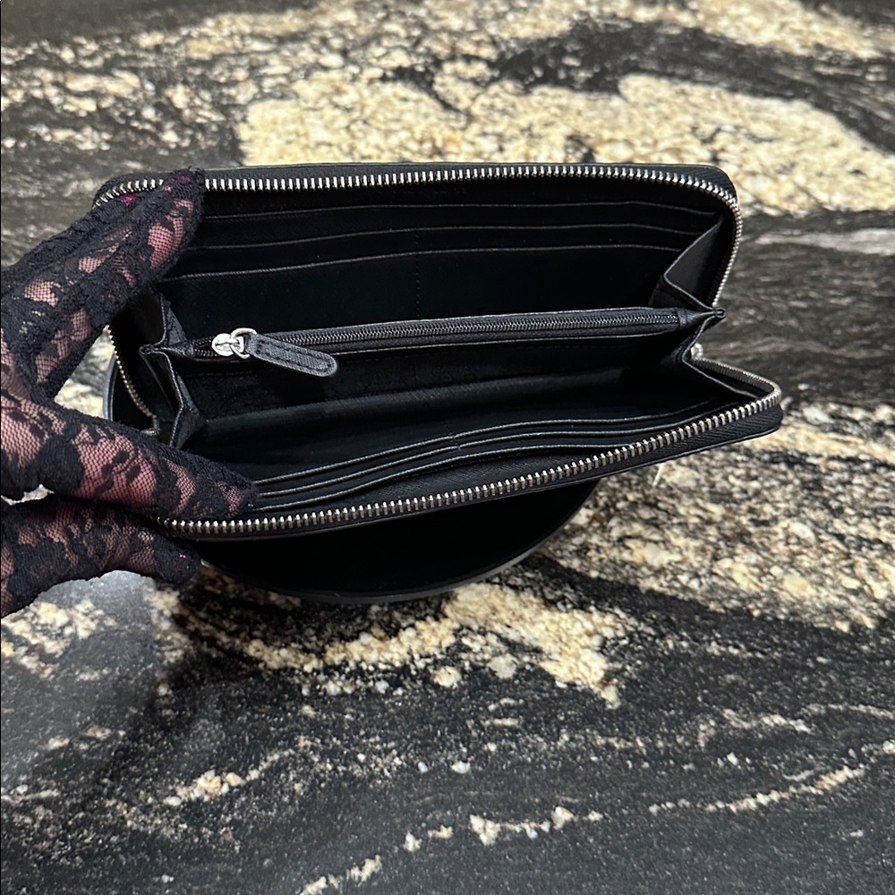 EUC Michael Kors Houndstooth Wallet🖤🤍 - Picture 7 of 13